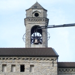 la nuova campana intitolata alla beata raggiunge il campanile